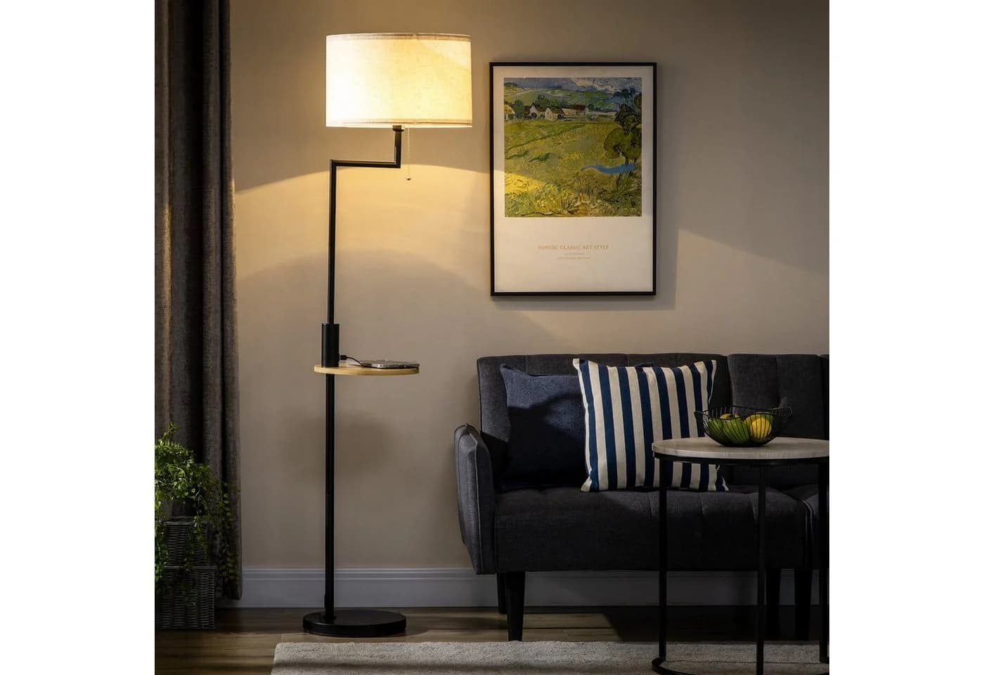 HOMCOM Stehlampe mit USB-Anschluss und Regal Weiß/Schwarz
