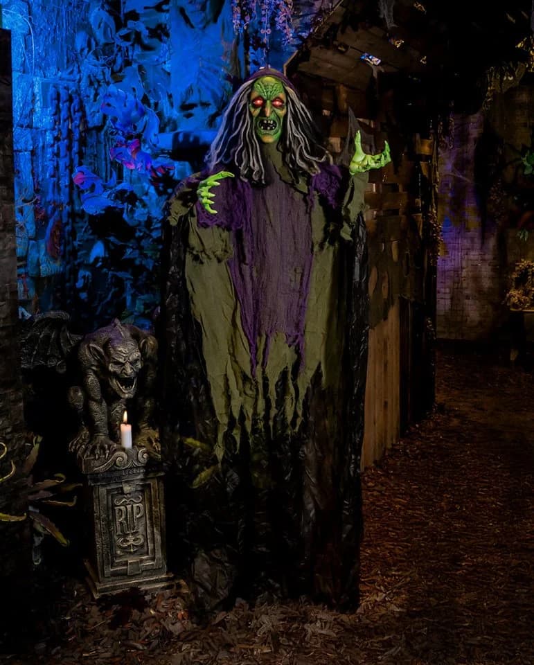 Horror-Shop Hexe mit Schütteleffekt, Sound & Licht 182cm