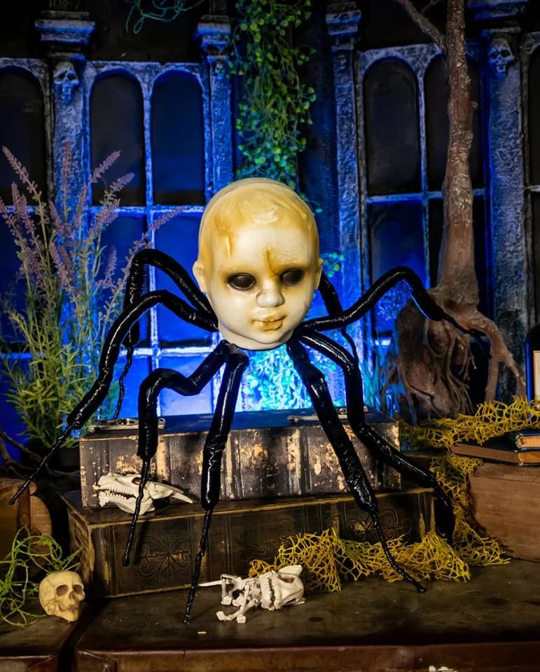 Horror-Deko Spinne mit Puppenkopf 60cm Schwarz
