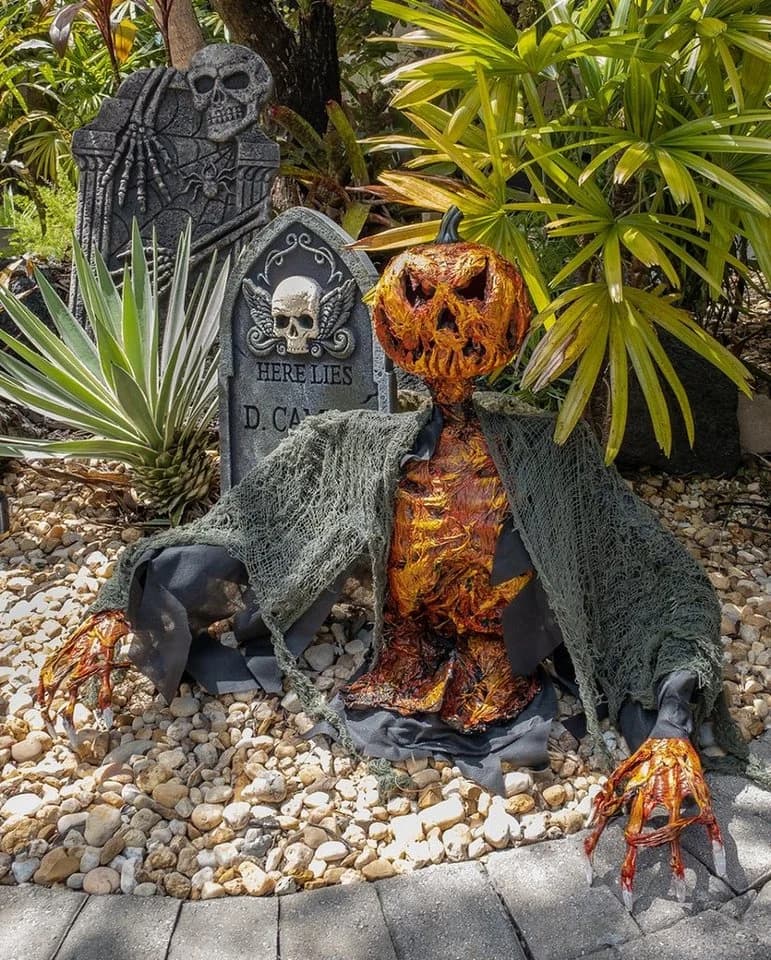 Horror-Shop Deko Grabstein mit Totenkopf und Flügel 55 cm - Bild 3
