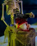 Horror-Shop Dekoobjekt Skelett Koch mit sich bewegendem Metzgerbeil Bild 4