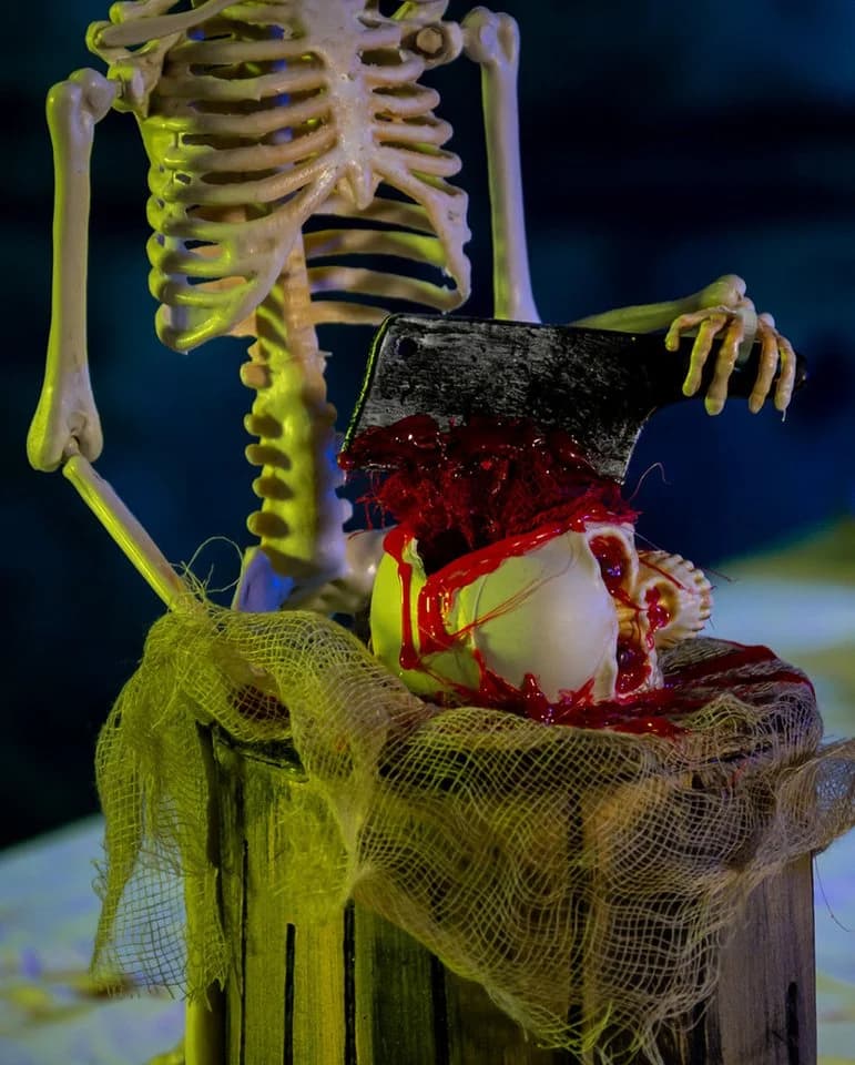 Horror-Shop Dekoobjekt Skelett Koch mit sich bewegendem Metzgerbeil - Bild 4