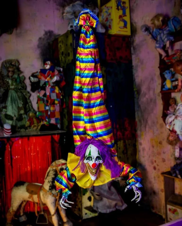 Horror-Shop Halloween Clown Animatronic mit Licht, Sound & Bewegung 120cm