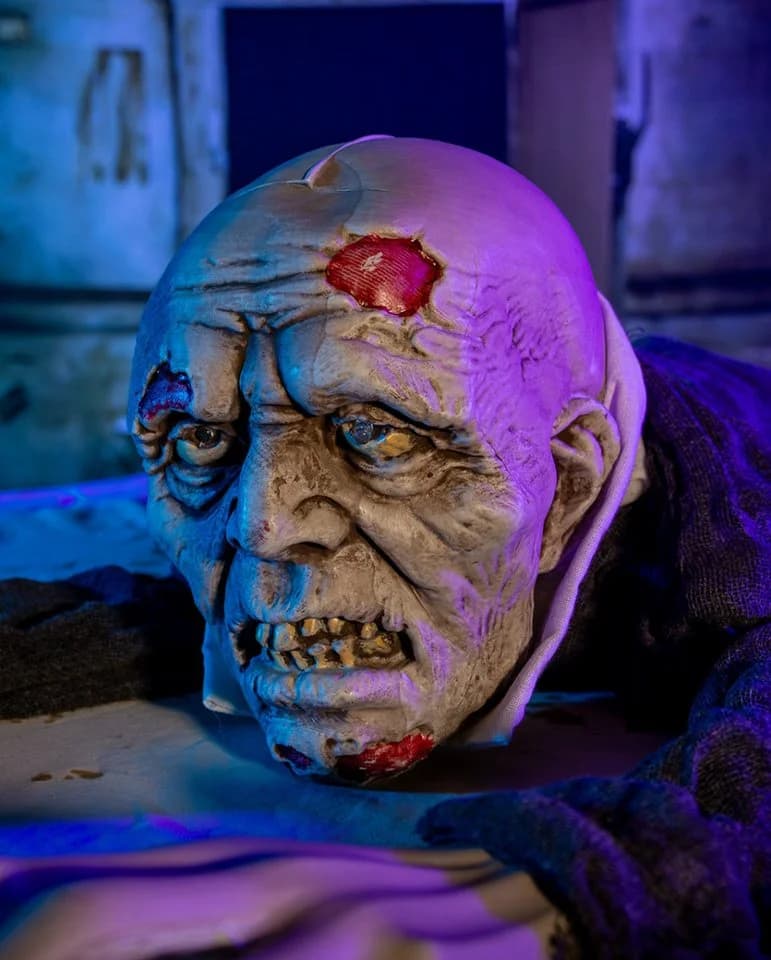 Horror-Shop Krabbelnder Halloween Zombie mit Licht & Sound - Bild 3