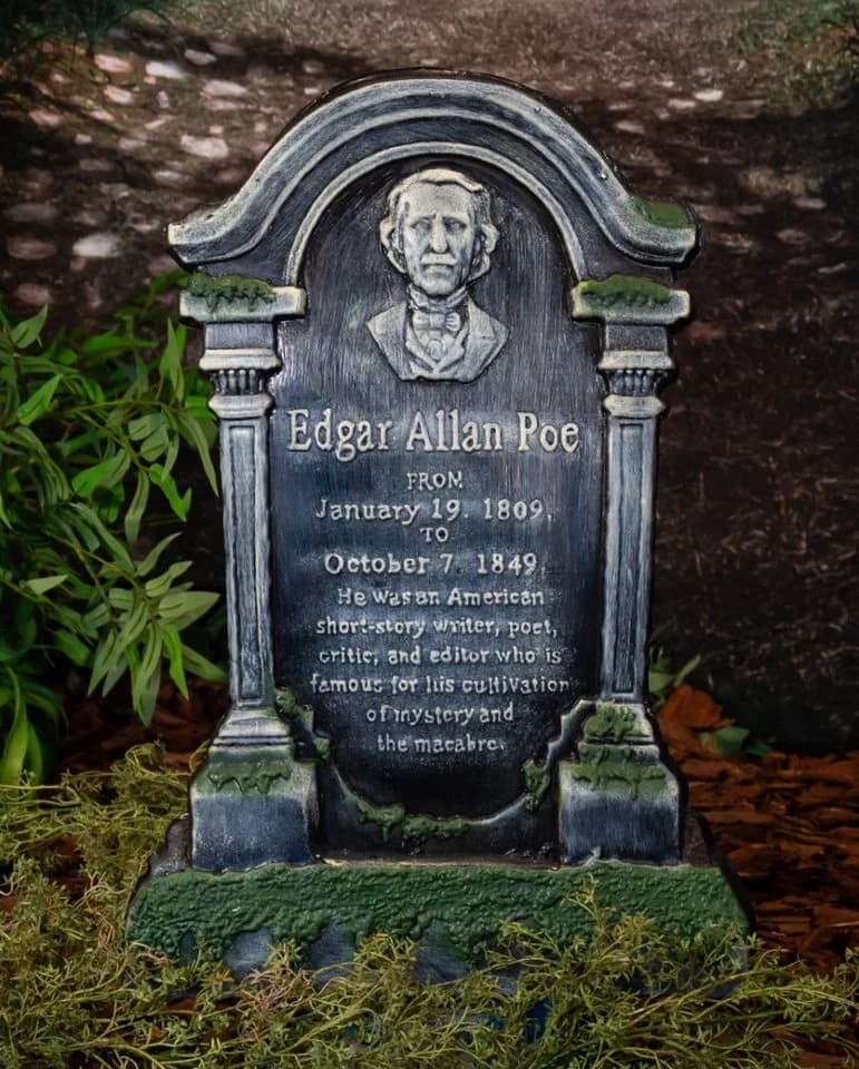 Horror-Shop Halloween Grabstein Edgar A. Poe mit Erdspieß Grau/Grün