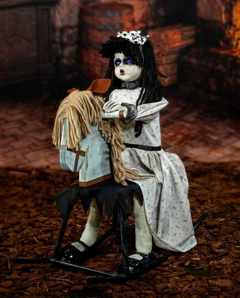 Horror-Shop Animiertes Schaukelpferd mit Geisterpuppe 72cm