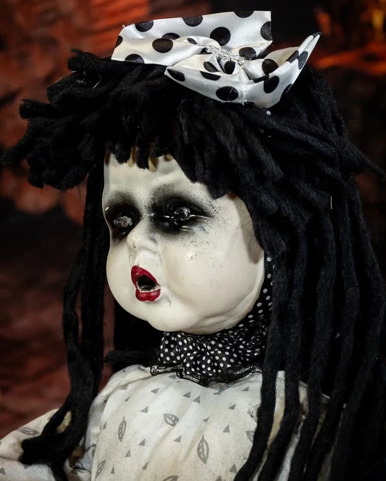 Horror-Shop Animiertes Schaukelpferd mit Geisterpuppe 72cm - Bild 5