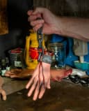 Horror-Shop Dekoobjekt Blutige abgetrennte Hand mit Folterkette Bild 3