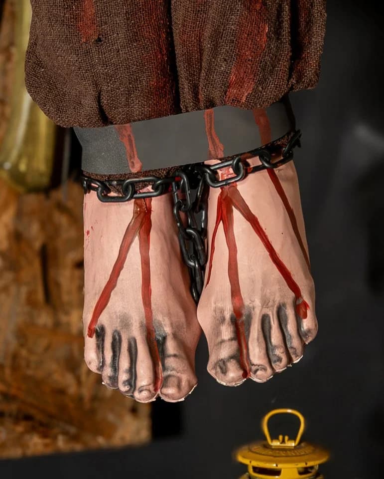 Horror-Shop Dekoobjekt Blutige, Gefesselte Beine mit Folterkette - Bild 3