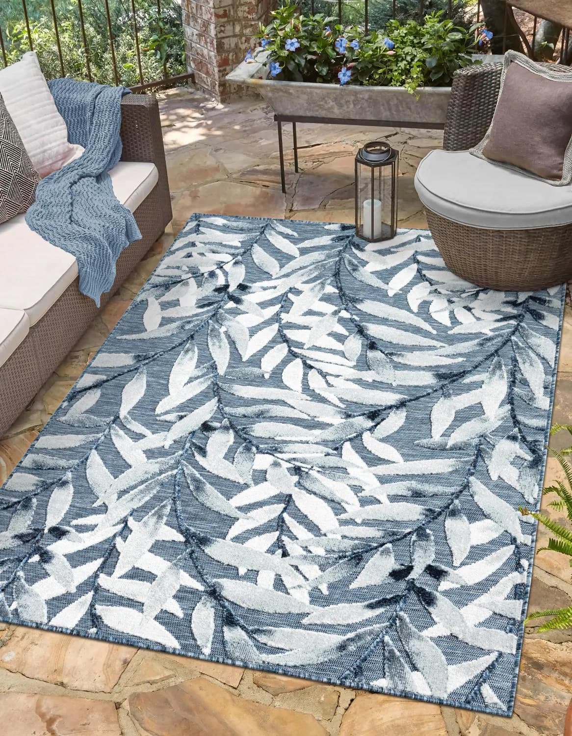 Blau-Grauer Outdoor-Teppich mit floralem Design
