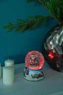 Wohnando Schneekugel mit Weihnachtsmann und Kind, leuchtet und spielt Musik Bild 5