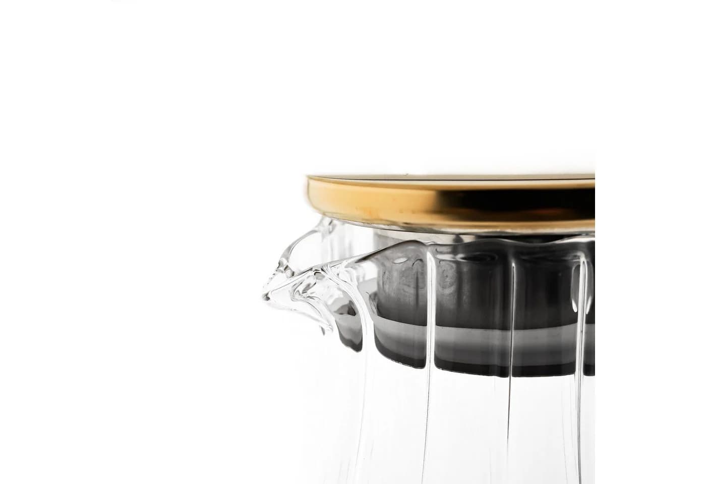 Almina Karaffe aus Glas 1,8 Liter Riffle Design mit goldenem Henkel und Deckel
