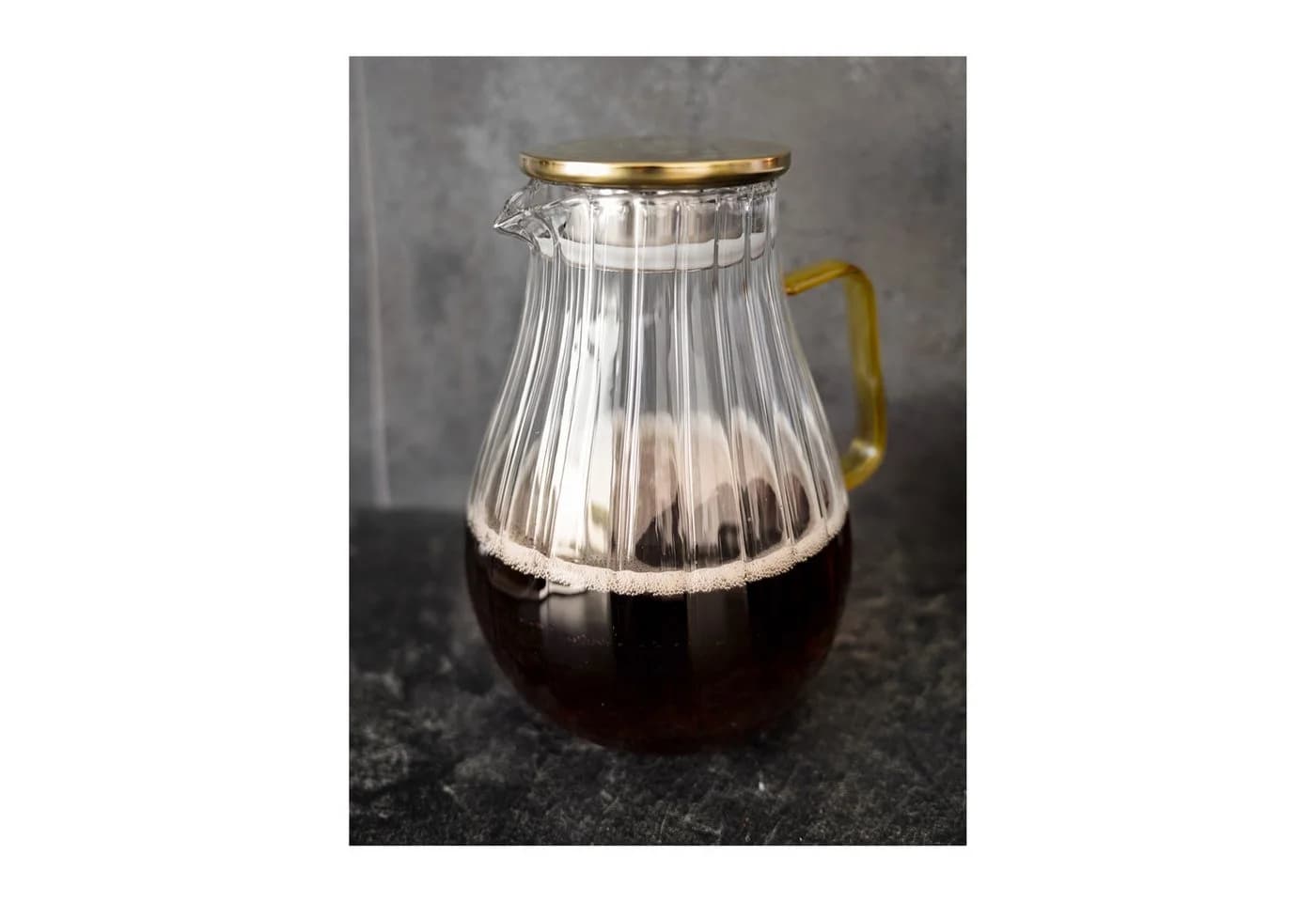 Almina Karaffe aus Glas 1,8 Liter Riffle Design mit goldenem Henkel und Deckel - Bild 3