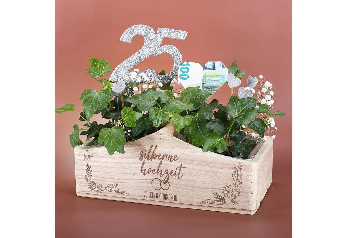 Herz & Heim Geschenkkorb aus Holz mit Motiv Silberne Hochzeit - Bild 3