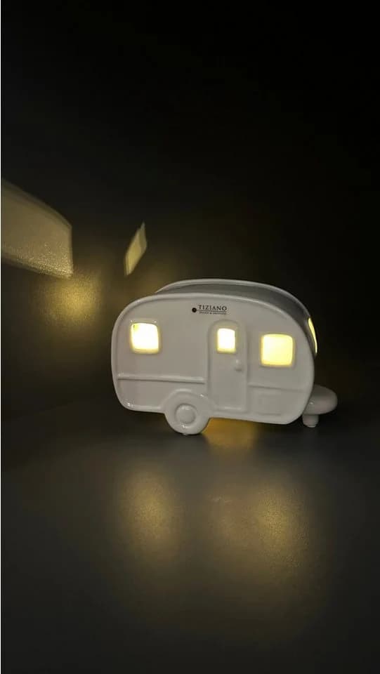 TIZIANO - DESIGN & EMOTIONS Dekofigur Wohnwagen Caso mit LED creme-weiß - Bild 3