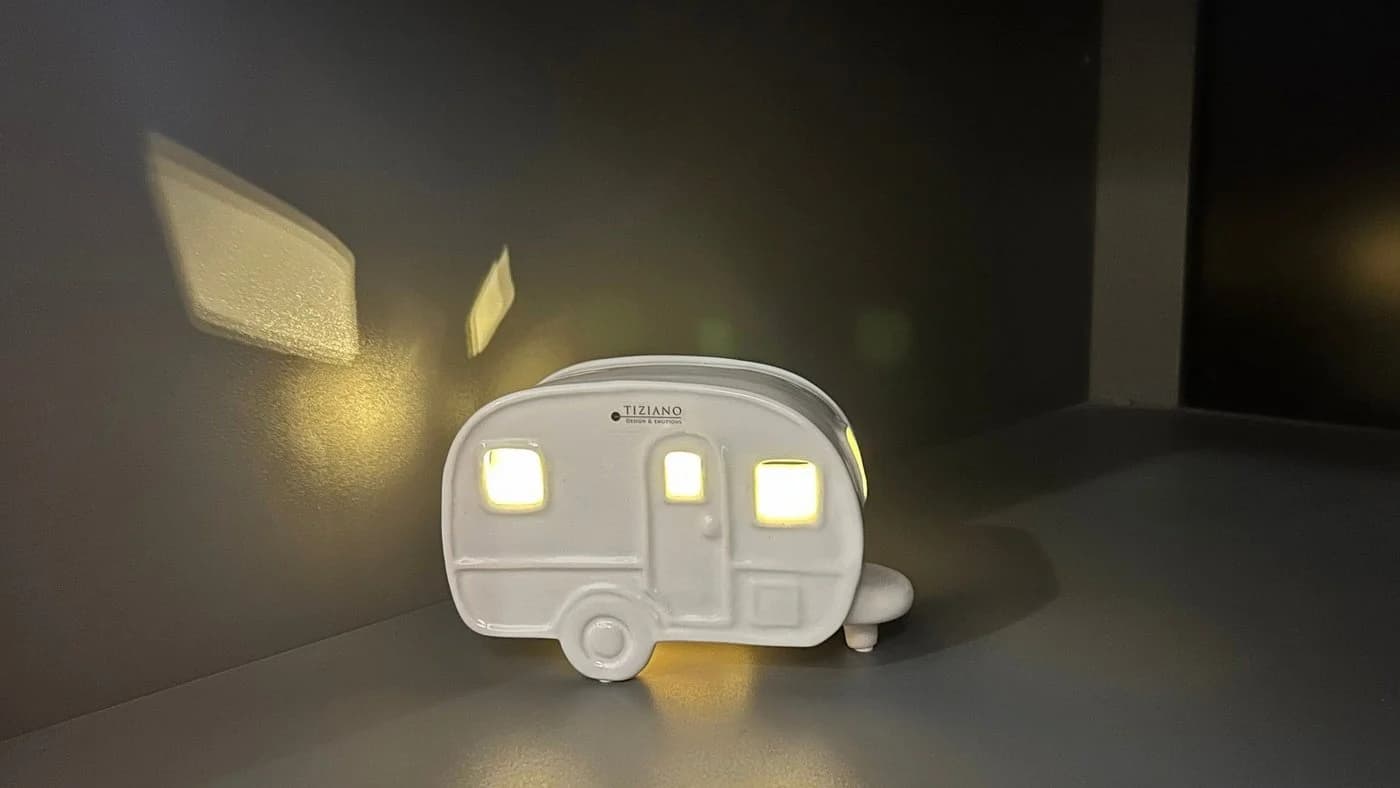 TIZIANO - DESIGN & EMOTIONS Dekofigur Wohnwagen Caso mit LED creme-weiß - Bild 4