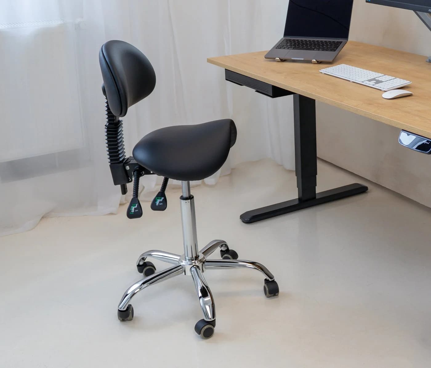 Ergolutions Sattelhocker mit Lehne Schwarz Ergonomisch Verstellbar