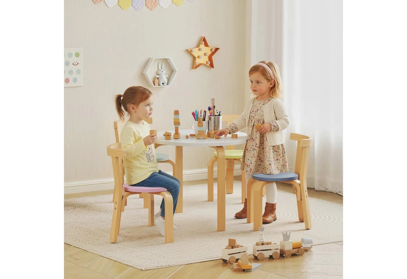 AIYAPLAY Kindersitzgruppe Tragfähigkeit bis zu 80 kg, 5-tlg. Set mit Tisch und Stühlen, für Kinder von 3-8 Jahren, Mehrfarbig