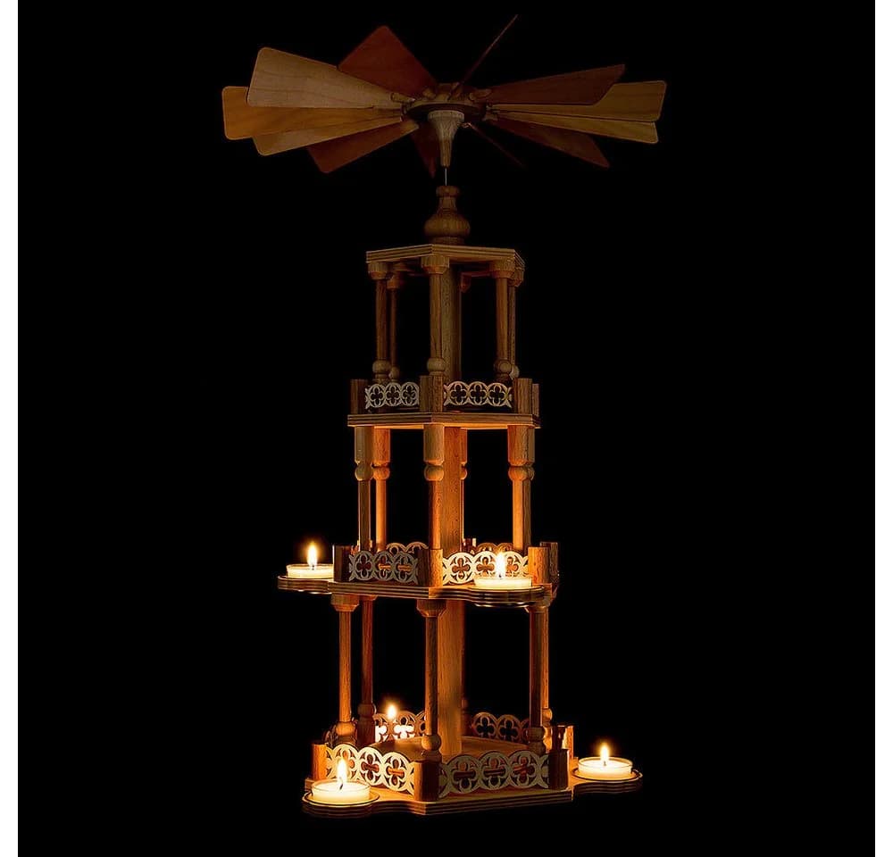 Weihnachtspyramide aus Holz im Stil des Erzgebirges
