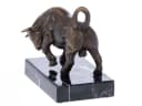 Aubaho Dekoobjekt Stier Gusseisen auf Steinplinthe antik Bild 4