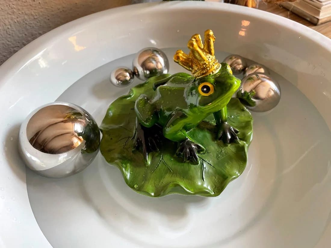 LB H&F Lilienburg Froschkönig Teichfigur - Schwimmtier Froschfigur - Bild 4