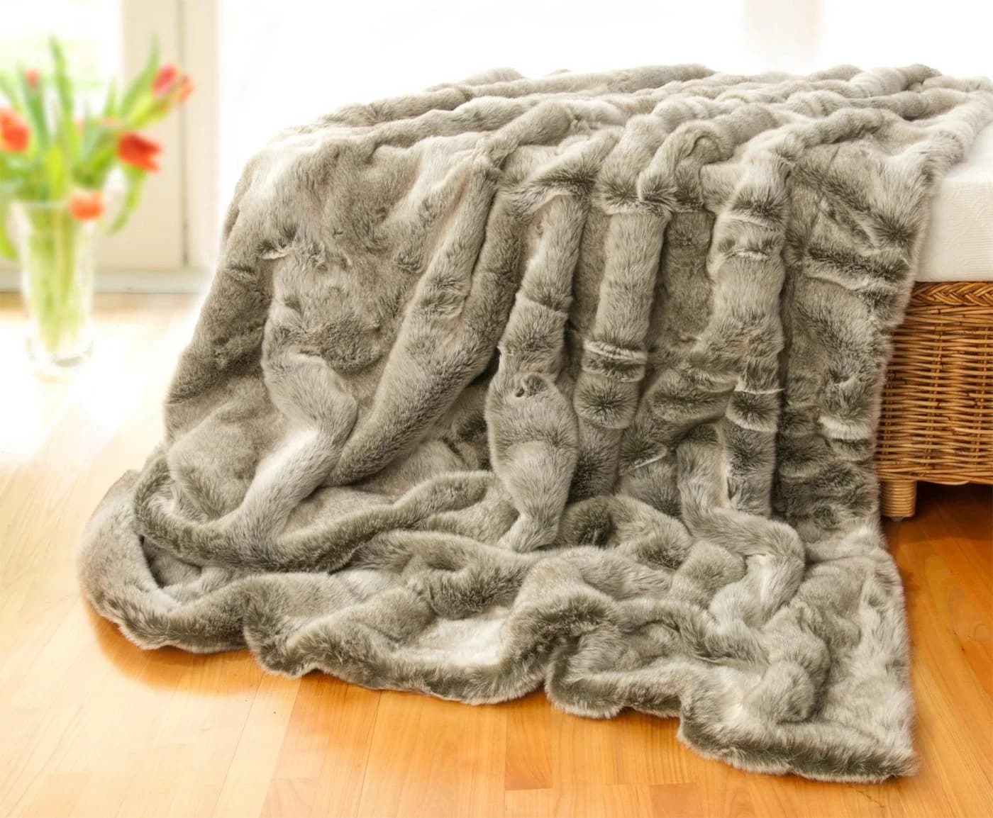 Wohndecke Felldecke Grauwolf grau-beige Kunstfell Wohnen und Accessoires GmbH & Co. KG - Bild 2