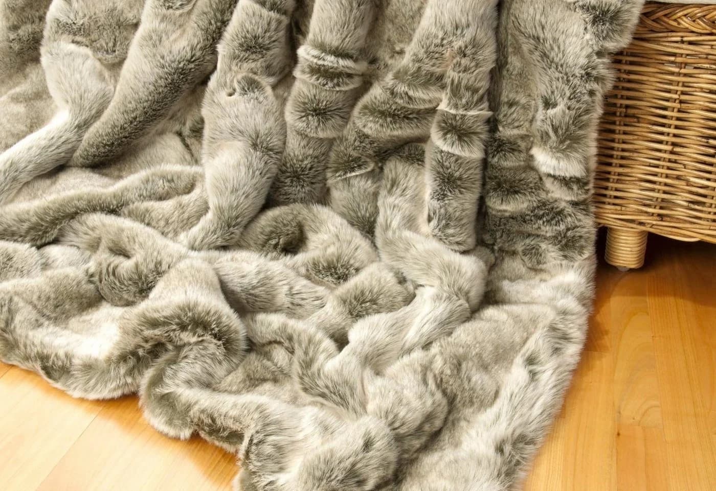 Wohndecke Felldecke Grauwolf grau-beige Kunstfell Wohnen und Accessoires GmbH & Co. KG - Bild 3
