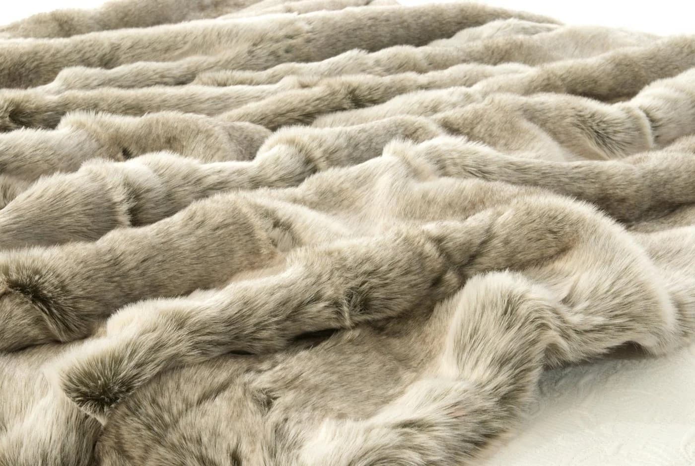 Wohndecke Felldecke Grauwolf grau-beige Kunstfell Wohnen und Accessoires GmbH & Co. KG - Bild 4