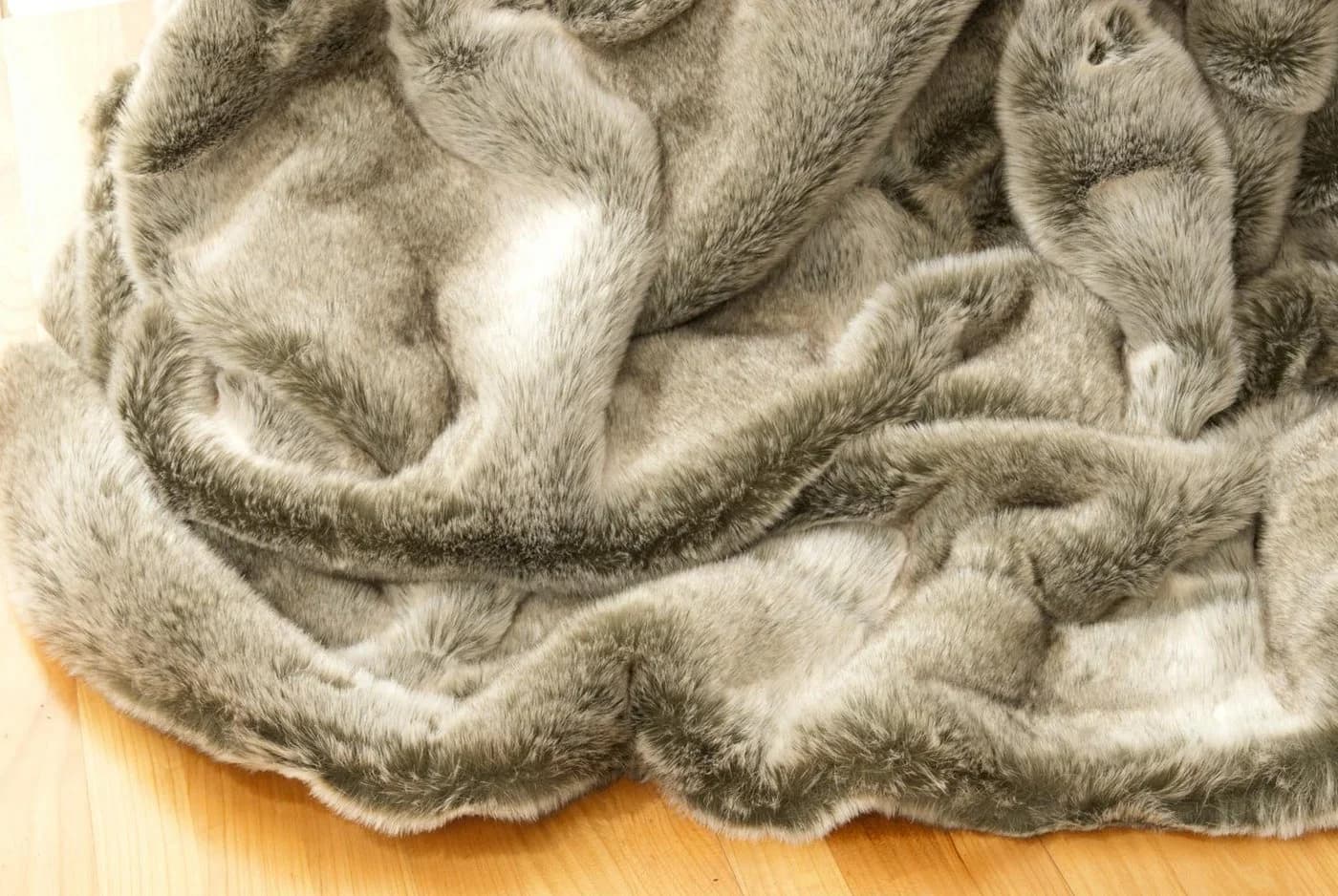 Wohndecke Felldecke Grauwolf grau-beige Kunstfell Wohnen und Accessoires GmbH & Co. KG - Bild 5