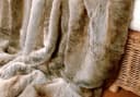 Wohndecke Felldecke Kunstfell Wolf hell gestreift Grau Braun Beige Bild 5