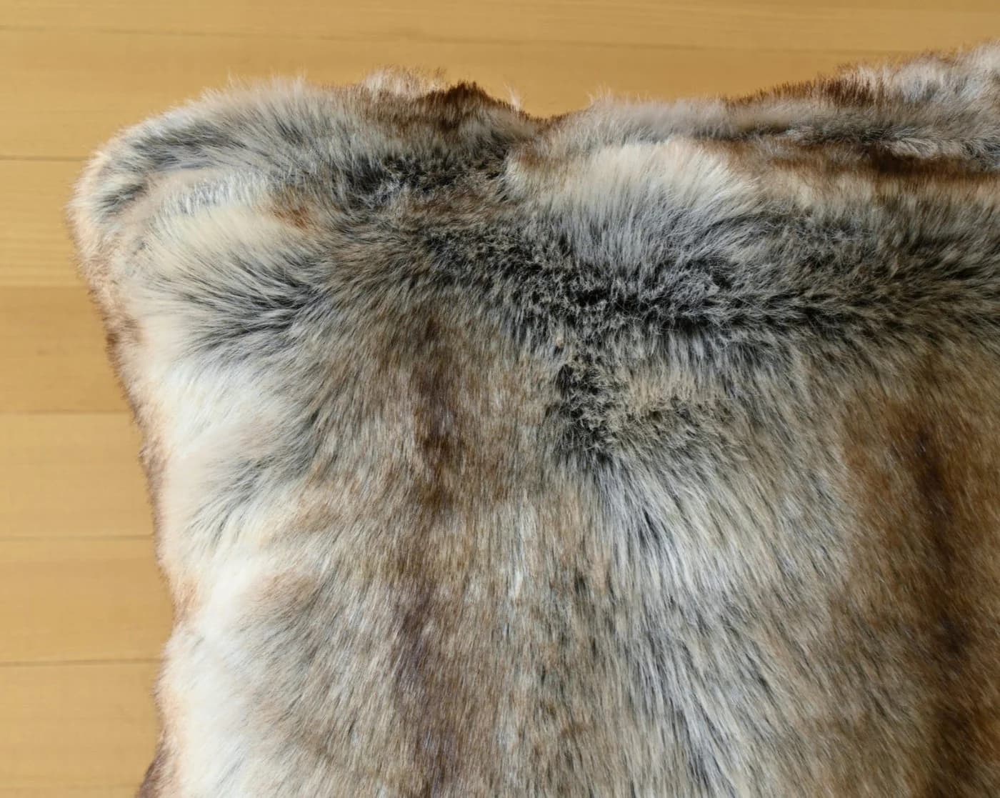 Wohnen und Accessoires Fellkissen Grau-Braun Kunstfell Wolf - Bild 4