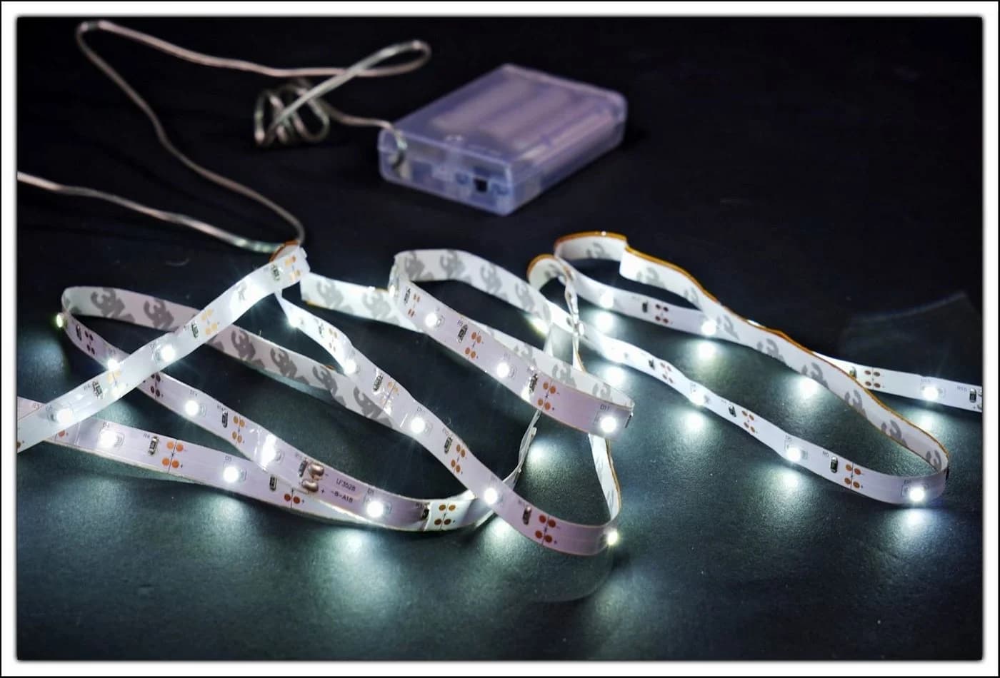Spetebo LED Stripe 300 cm 90 LEDs Kaltweiß Batteriebetrieben