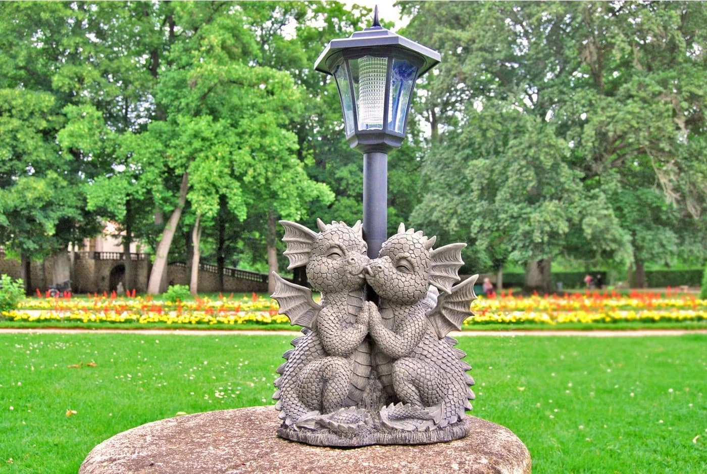 Figuren Shop GmbH Gartenfigur Drachen mit Solar-Lampe - Loving Dragons