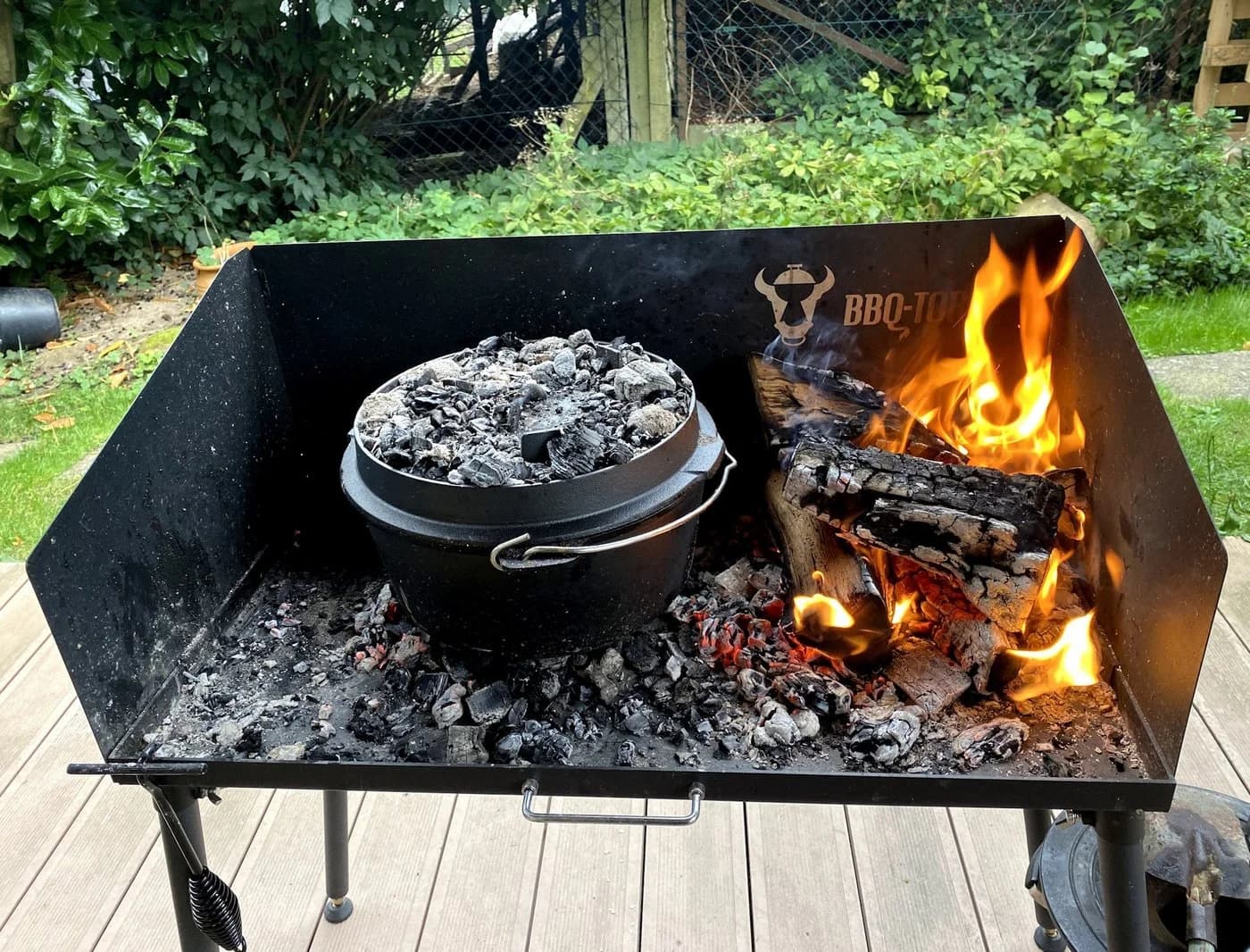 BBQ-Toro Feuertisch Dutch Oven Tisch mit Windschutz 75 x 40 cm Grilltisch Stahltisch