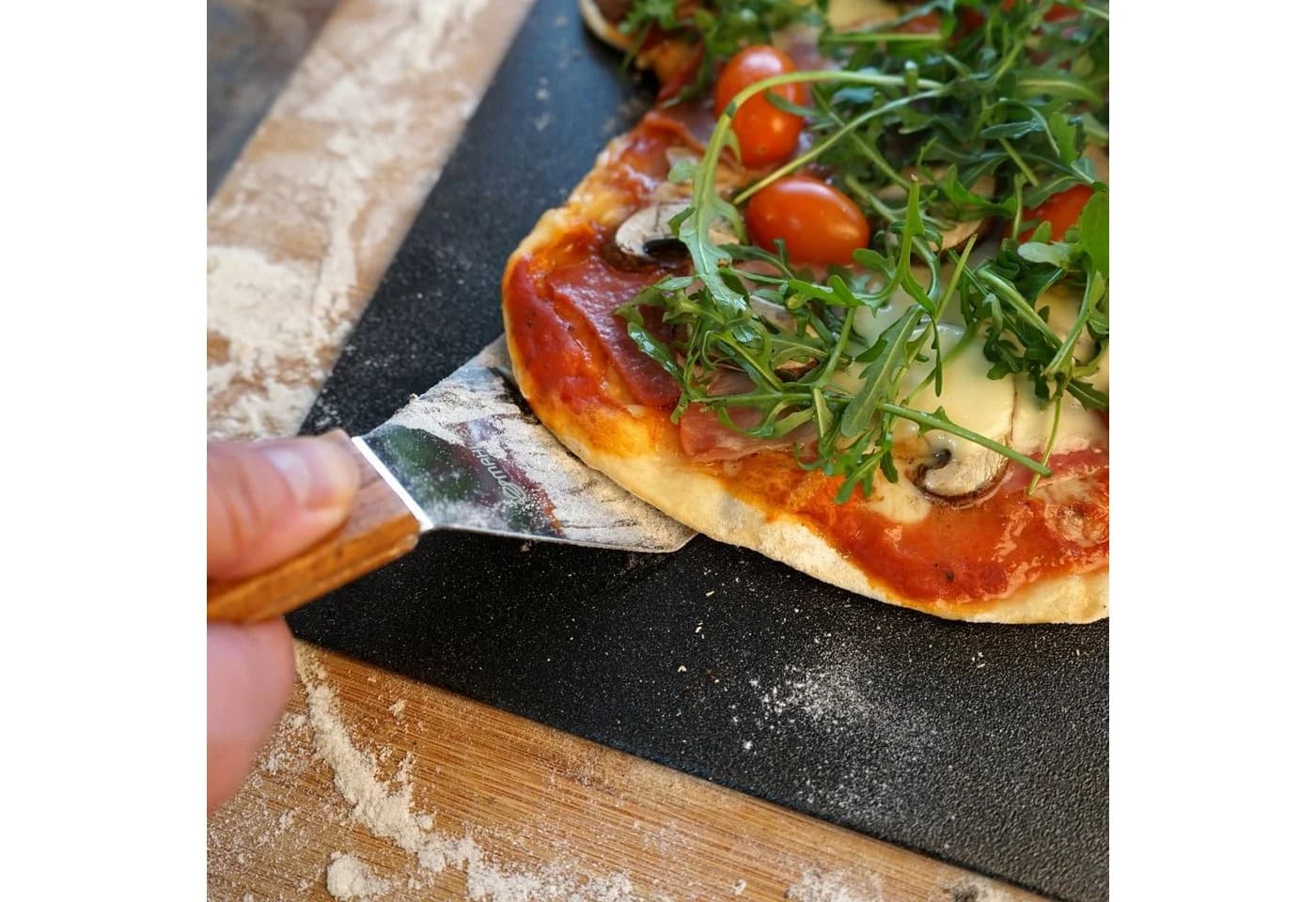 Mahlzeit Pizzastein 4-teiliges Set Cordierit mit Schaufel & Roller - Bild 3