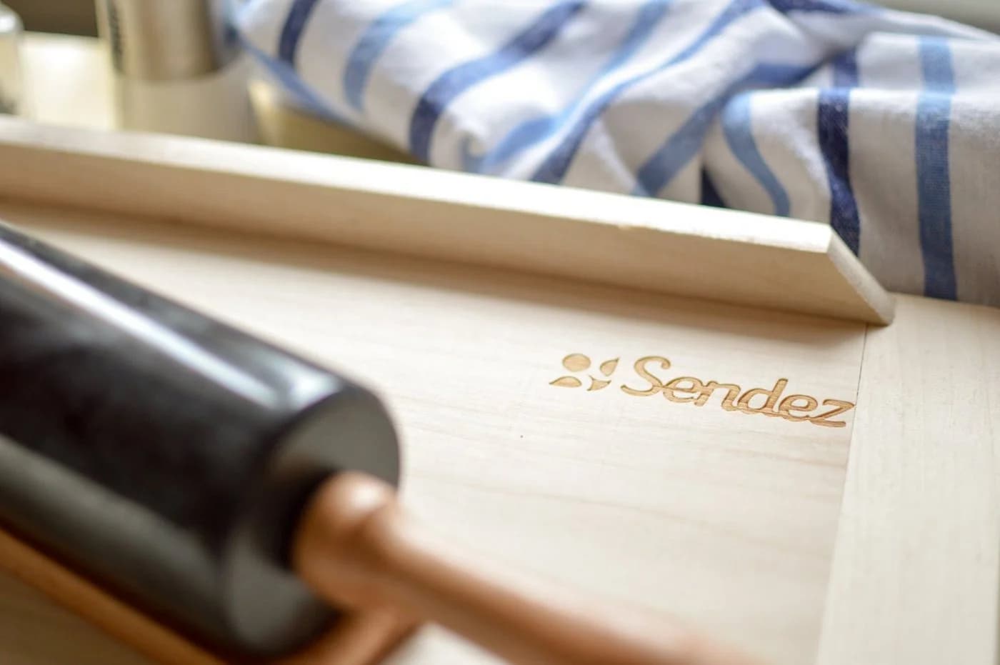 Sendez Backbrett 70x50 cm aus massivem Holz mit Anschlagleiste
