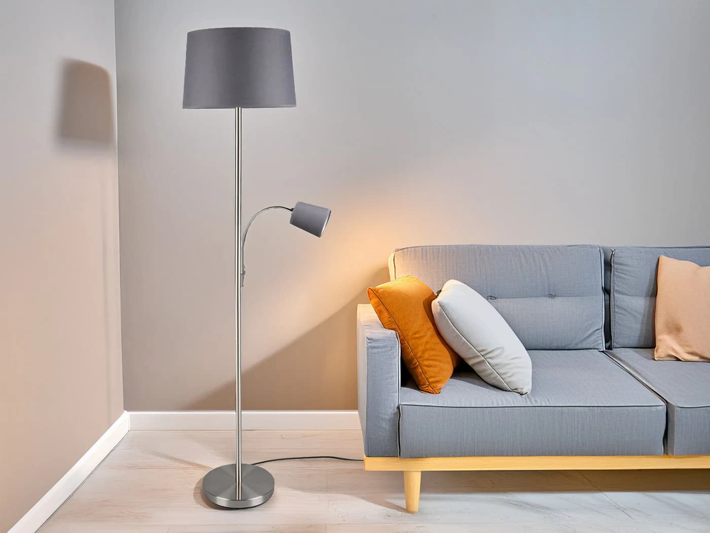 Elegante Stehlampe in Silber und Grau