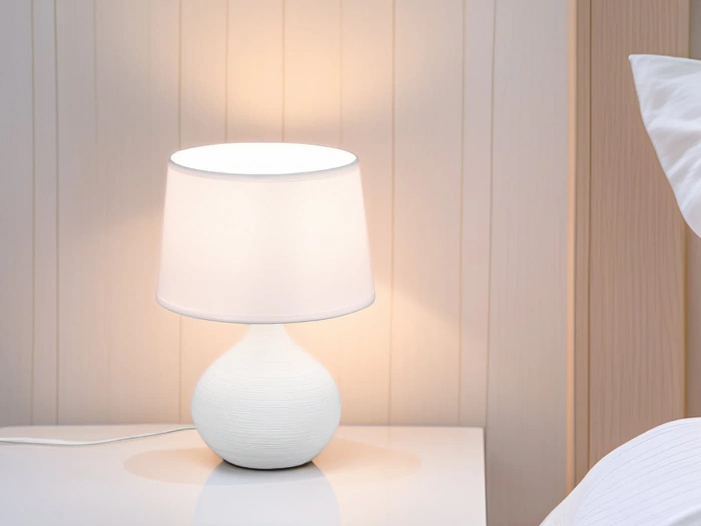 Reality Leuchten LED Nachttischlampe Weiß Keramik Stoffschirm Dimmbar