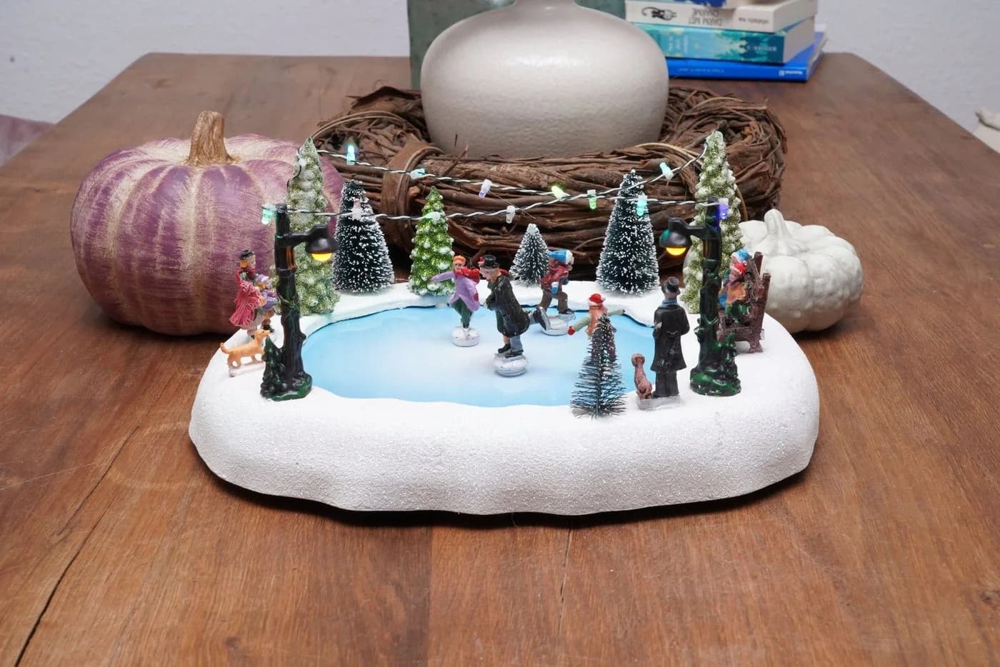 Spetebo LED-Weihnachtsszene Eisbahn mit beweglichen Figuren - Bild 3
