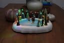 Spetebo LED-Weihnachtsszene Eisbahn mit beweglichen Figuren Bild 4