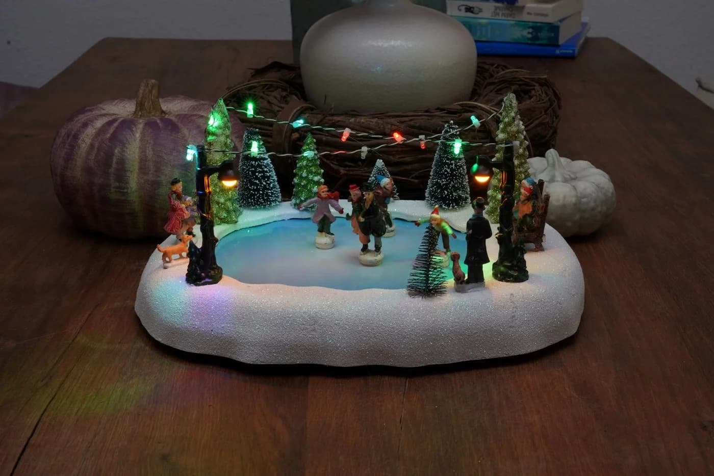 Spetebo LED-Weihnachtsszene Eisbahn mit beweglichen Figuren - Bild 4
