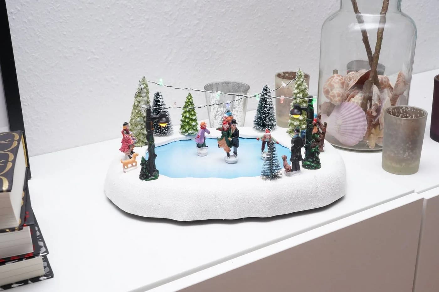 Spetebo LED-Weihnachtsszene Eisbahn mit beweglichen Figuren - Bild 5