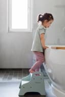 KINDSGUT Tritthocker für Kinder Aquamarin Kautschukholz Bild 4