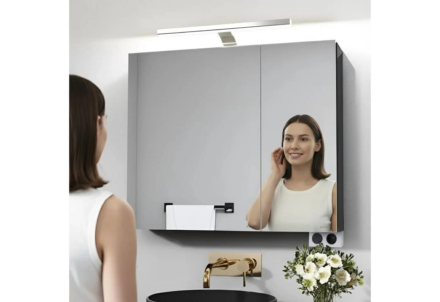 kalb LED-Spiegelleuchte Lancea 34cm Steckdose & Schalter silbergrau