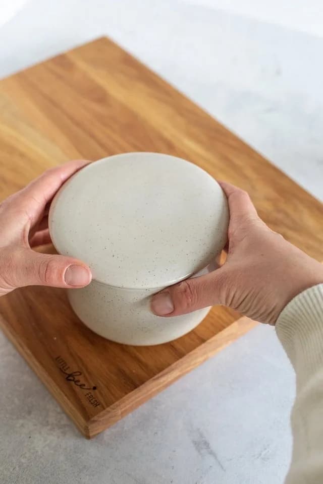 little bee fresh Französische Butterdose aus Keramik Beige Wasserkühlung