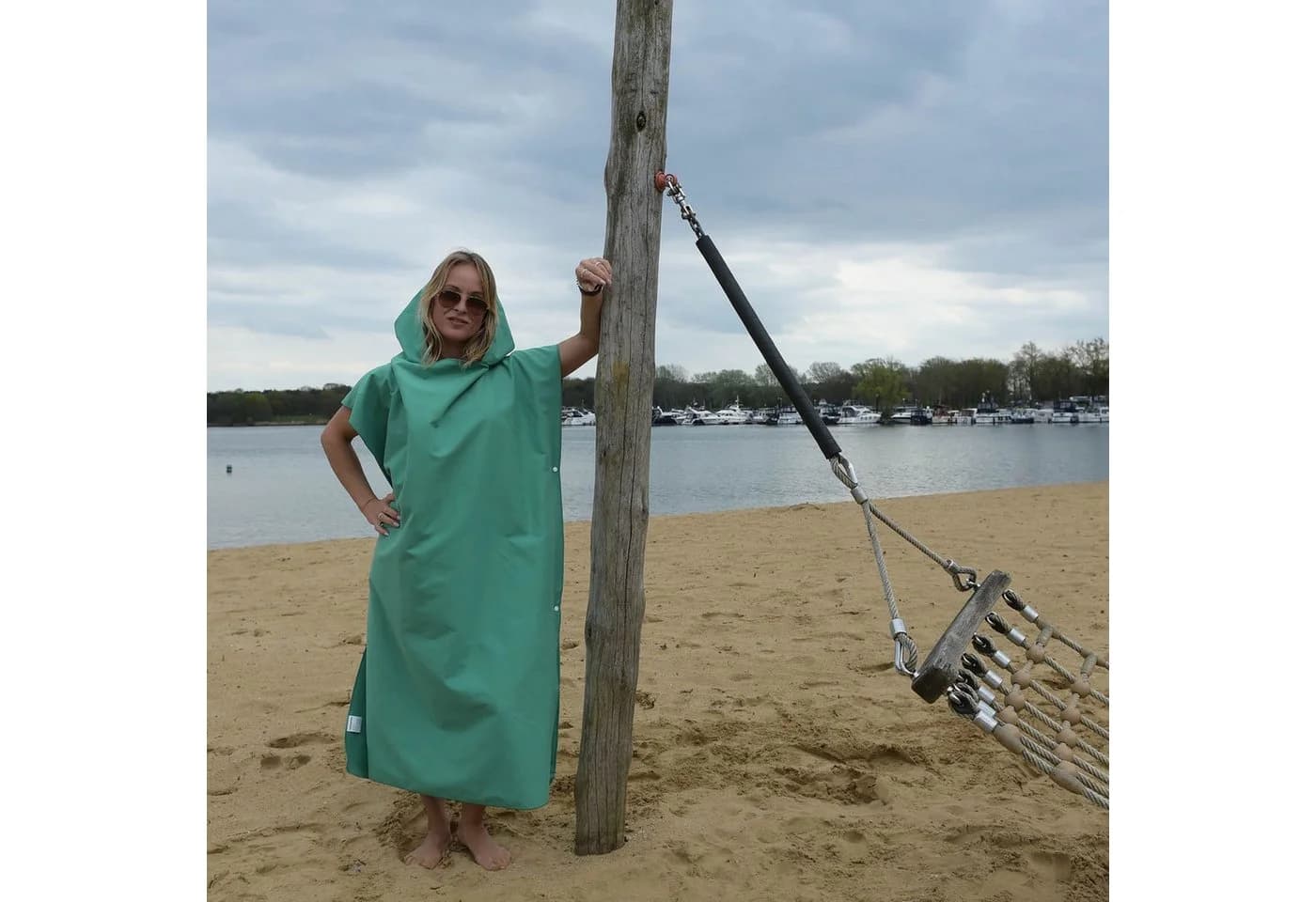 HEKERS Badeponcho Surfponcho aus Mikrofaser mit Kapuze und Druckknöpfen - Bild 3