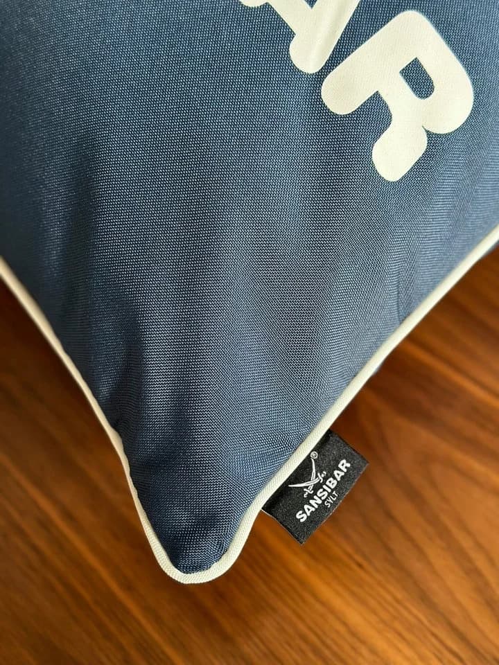 Sansibar Sylt Outdoor Dekokissen Blau/Offwhite mit Säbel Motiv - Bild 3