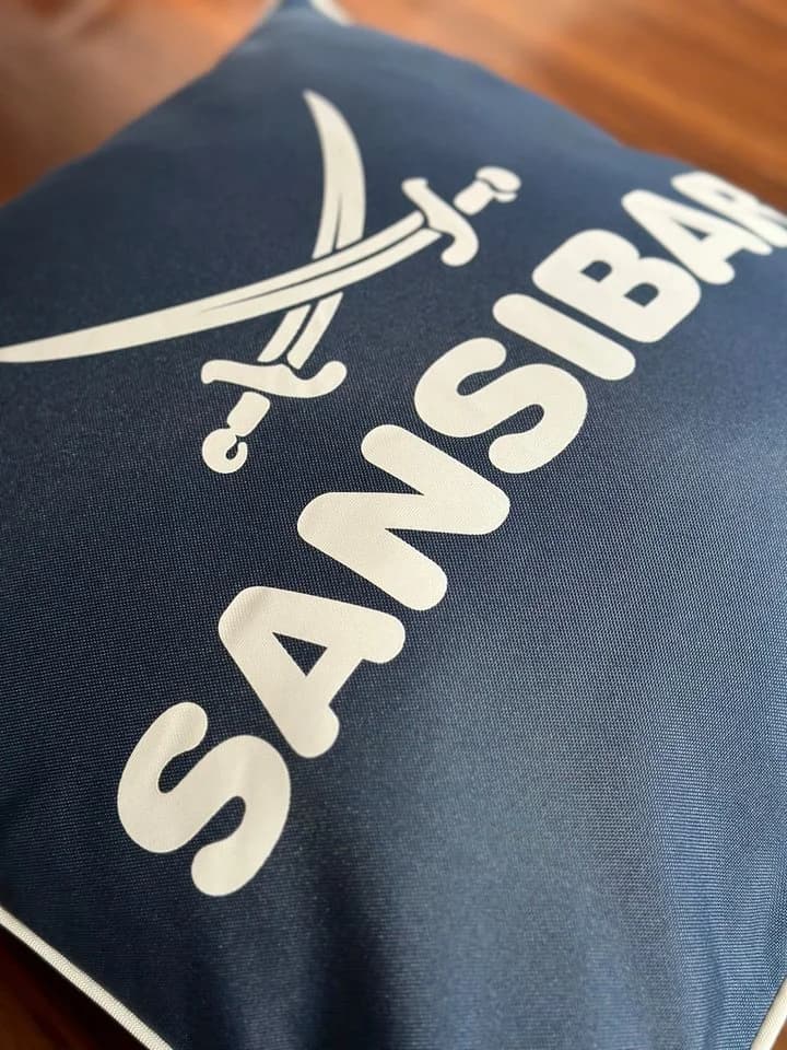 Sansibar Sylt Outdoor Dekokissen Blau/Offwhite mit Säbel Motiv - Bild 4