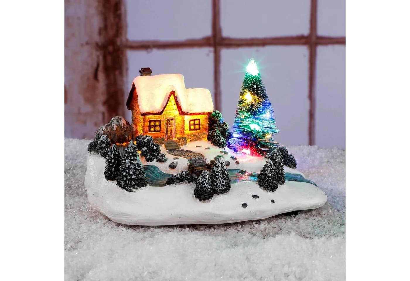 Spetebo LED Weihnachtsstadt Szene 18 cm Haus mit Tanne