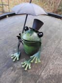 Deko-Impression Frosch Zaunhocker mit Zylinder und Schirm Bild 1